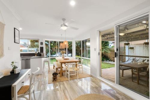 White Sandy Cottage in Corlette