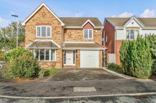 Spacious 4 Bedroom Warrington House with Free Parking Perfect for Contractors, Families and Business Guests gîte à louer Great Sankey