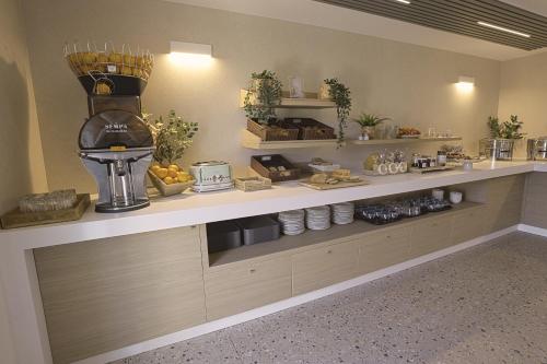 Food and beverages, Kyriad Montpellier Sud in Tournezy