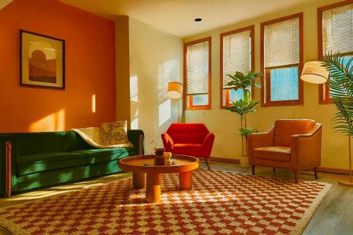 Modern Apt Billiards 1 Private Patio 1 Parking – khách sạn tại Wicker Park