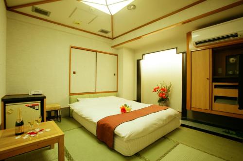room detail thumbnail 2