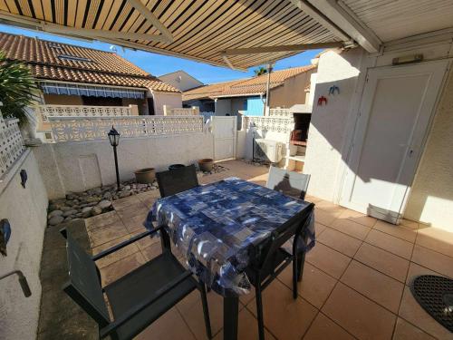 Jolie Maison d'angle rénovée , 5 personnes, séjour climatisé, résidence avec piscine commune , à 400 m de la plage de PORTIRAGNES LRJP132 - Location, gîte - Portiragnes