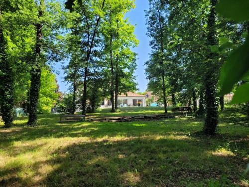 Maison proche commerce, 20 min du Futuroscope in Vouille