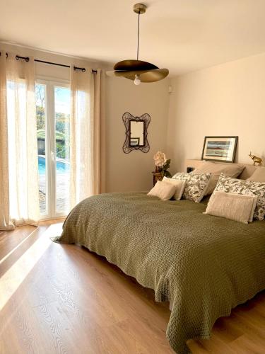 Cocon de Verdure avec piscine chambre lit king-size 2m chambre d'hôte Sérignac-sur-Garonne