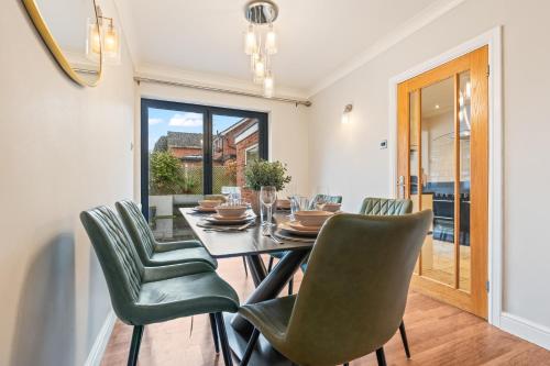 M54 Luxury Escape Sleeps 7- 4 Beds Off M54 - Driveway Parking- RAF Cosford Telford Albrighton Oxley  in 奧爾布賴頓