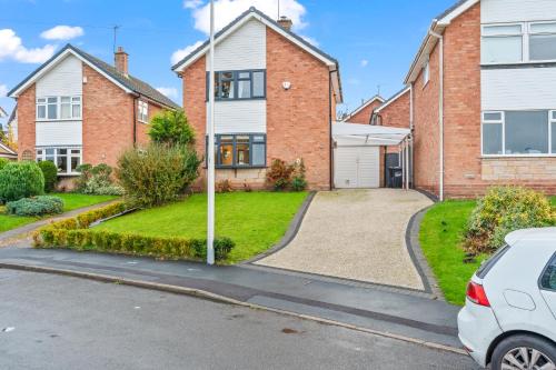 M54 Luxury Escape Sleeps 7- 4 Beds Off M54 - Driveway Parking- RAF Cosford Telford Albrighton Oxley  in 奧爾布賴頓