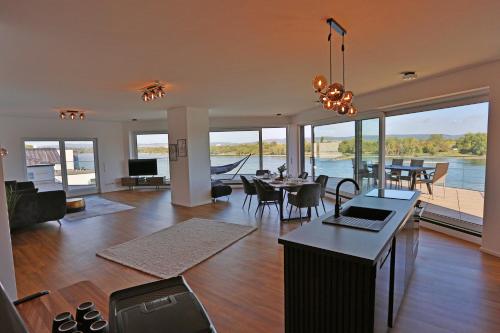 Exklusive Wohnung mit Balkon und direktem Rheinblick mit 2 Schlafzimmern für bis zu 5 Gäste in Urmitz, Deutschland