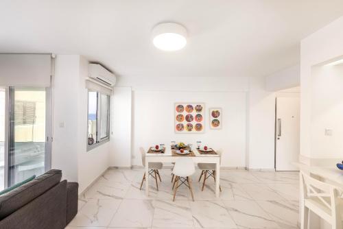 Mackenzie Leo Seafront Suite - image 4