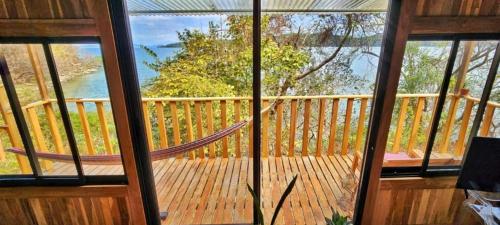 Balkons/terase, Teak house in a forest above the beach in Jicaral