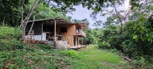 Viesnīcas āriene, Teak house in a forest above the beach in Jicaral