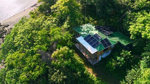 Teak house in a forest above the beach in Jicaral