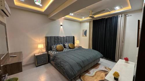 Luxury 1BHK Apartment with Eiffel View Bahria - image 3
