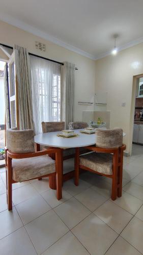 Lauryl Comfy Stays in Kisumu