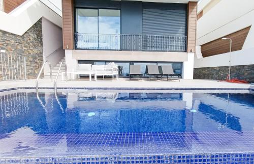 A2403 Brand new south facing Villa with Infinity Pool - image 4