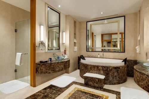 room detail thumbnail 2