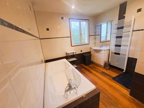 Bathroom, La Noyeraie in Saint-Aubin-de-Nabirat