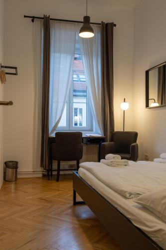 room detail thumbnail 1