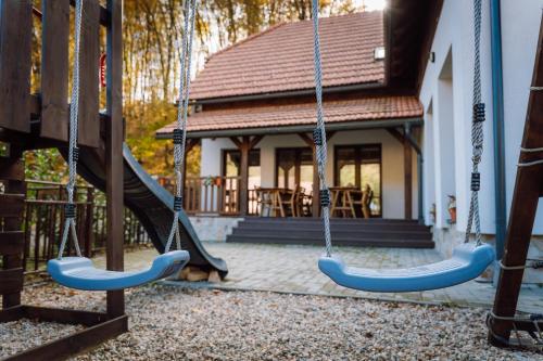 Spēļu laukums, Pensiunea Nossa Panzió (Pensiunea Nossa Panzio) in Corunca