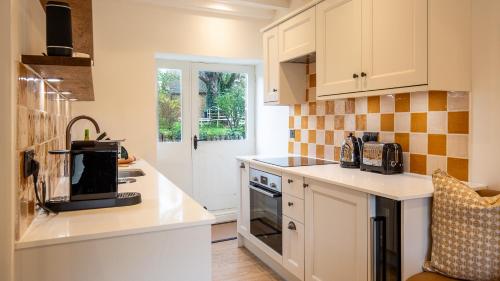 Létesítmények, Oak Cottage in Salford
