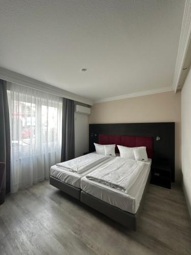 2 twin beds