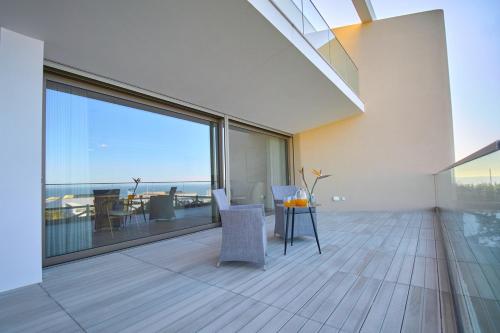 Skats, Exquisite Sea View Apartment - 24E in Praia Da Areia Branca