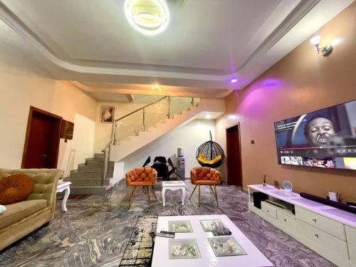 Luxury 4 BR Apt w private Parking, Magodo Estate in Olowora