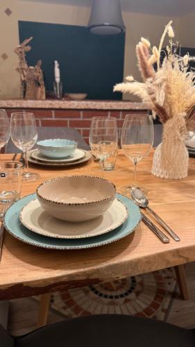 Food and beverages, Forest View, Klimaanlage im Studio, ganzes Haus 100qm, 2 Schlafzimmer, 2 Bader, Badewanne, Garten &  in Braunfels