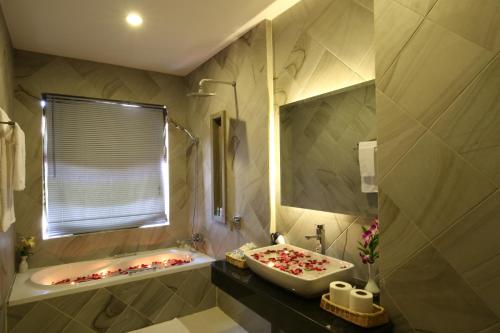 room detail thumbnail 2
