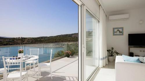 Seafront Luxury Escape With Infinity Pool in Thirasia
