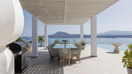Seafront Luxury Escape With Infinity Pool in Thirasia