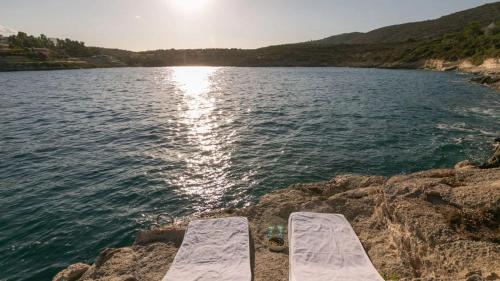 Seafront Luxury Escape With Infinity Pool in Thirasia