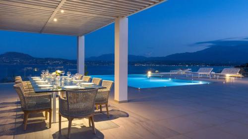 Seafront Luxury Escape With Infinity Pool in Thirasia