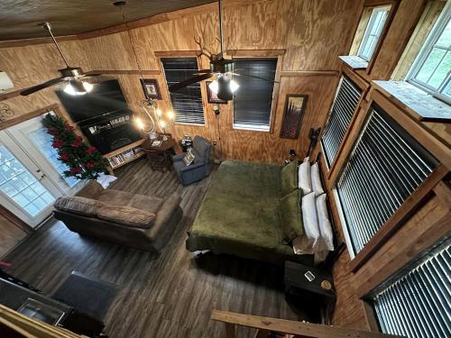 . Charming Pet-Friendly Accommodation on a Beautiful Property near Caney Fork, Tennessee