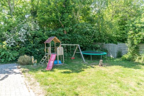 Playground, glamping luxe caravan in Oosterend