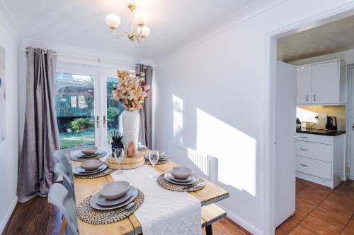 Peaceful 3 Bedroom Detached Home with ample parking, only 7 mins to Chester - sleeps 5 in 切斯特郊區