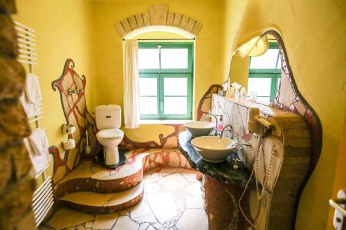 Backstage Hotel - image 10