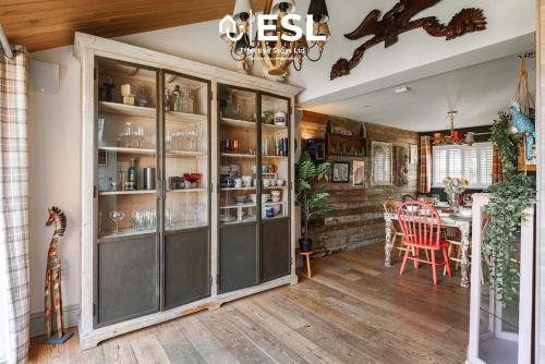 Charming Cottage 3-Bedrooms Sleeps 8 & Hot Tub – khách sạn tại Stretton