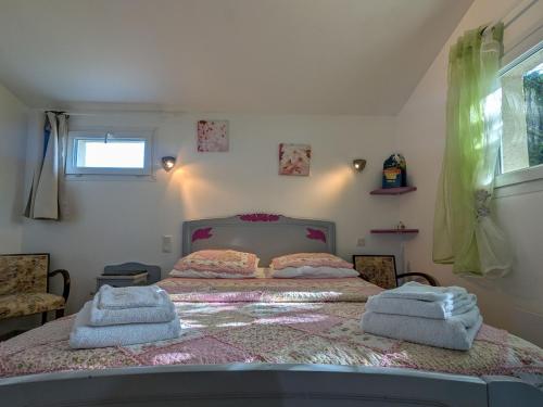 Chambres d'hôtes Anne, Marie Davaillon, Chambre Cerise (Chambres d'hotes Anne, Marie Davaillon, Chambre Cerise) in Chatillon-sur-Indre
