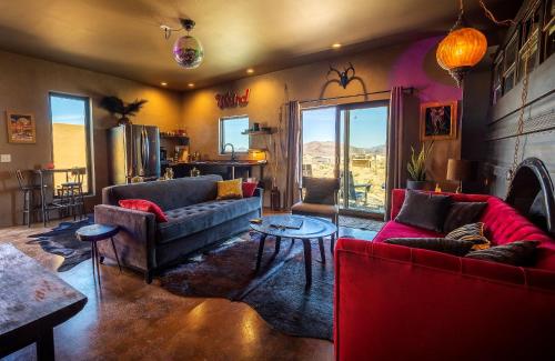 . Casa Shangri-La - Eclectic Tiny House in the Heart of Terlingua near BBNP