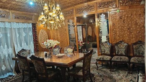 Παροχές, Goona palace houseboats in Σριναγκάρ
