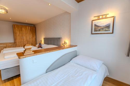 1 queen bed, 3 sofa beds