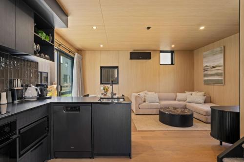 Mountain View Villa - Central Parking & Views! - image 12