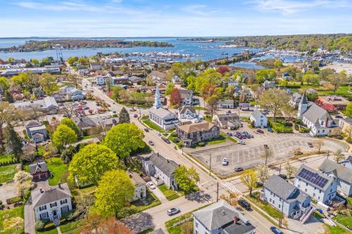 Cheerful Historic 3 BR Townhouse - Downtown Mystic in Stonington, USA