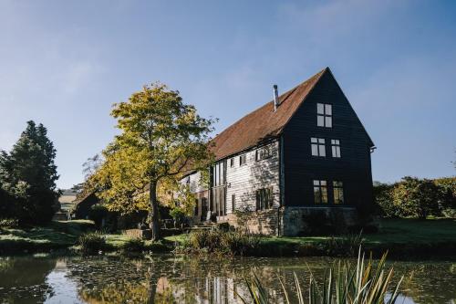 The Long Barn, a stylist barn conversion on a farm – khách sạn tại Hartfield