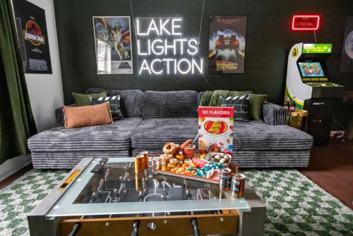 LKJ - Lakefront Home, Hot tub, Fire Pit, Games and Movie Room! in 馬里昂 (NC)