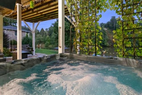 LKJ - Lakefront Home, Hot tub, Fire Pit, Games and Movie Room! in 馬里昂 (NC)
