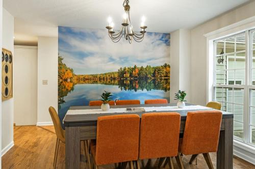 LKJ - Lakefront Home, Hot tub, Fire Pit, Games and Movie Room! in 馬里昂 (NC)