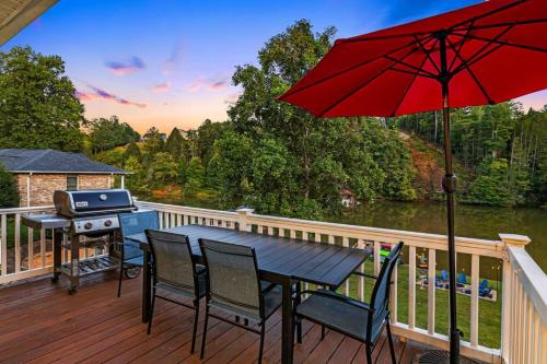 LKJ - Lakefront Home, Hot tub, Fire Pit, Games and Movie Room! in 馬里昂 (NC)