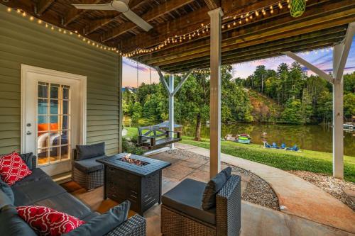 LKJ - Lakefront Home, Hot tub, Fire Pit, Games and Movie Room! in 馬里昂 (NC)