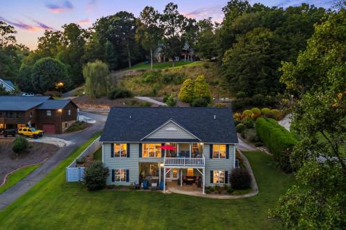 LKJ - Lakefront Home, Hot tub, Fire Pit, Games and Movie Room! in 馬里昂 (NC)
